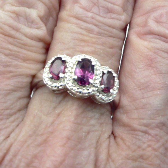 Sz 7 Genuine Orissa Rhodolite Garnet 3 Stone Ring NWOT - Picture 4 of 4